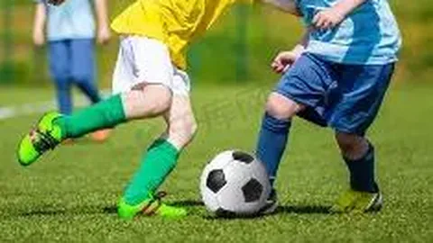 “中国男篮迎战澳大利亚，亚洲杯决赛明日凌晨，共助国手争锋！”